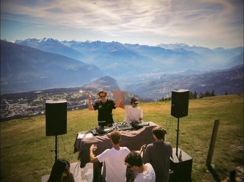 Bläcker and José Garcés playing at Chetzeron above the Rhône valley